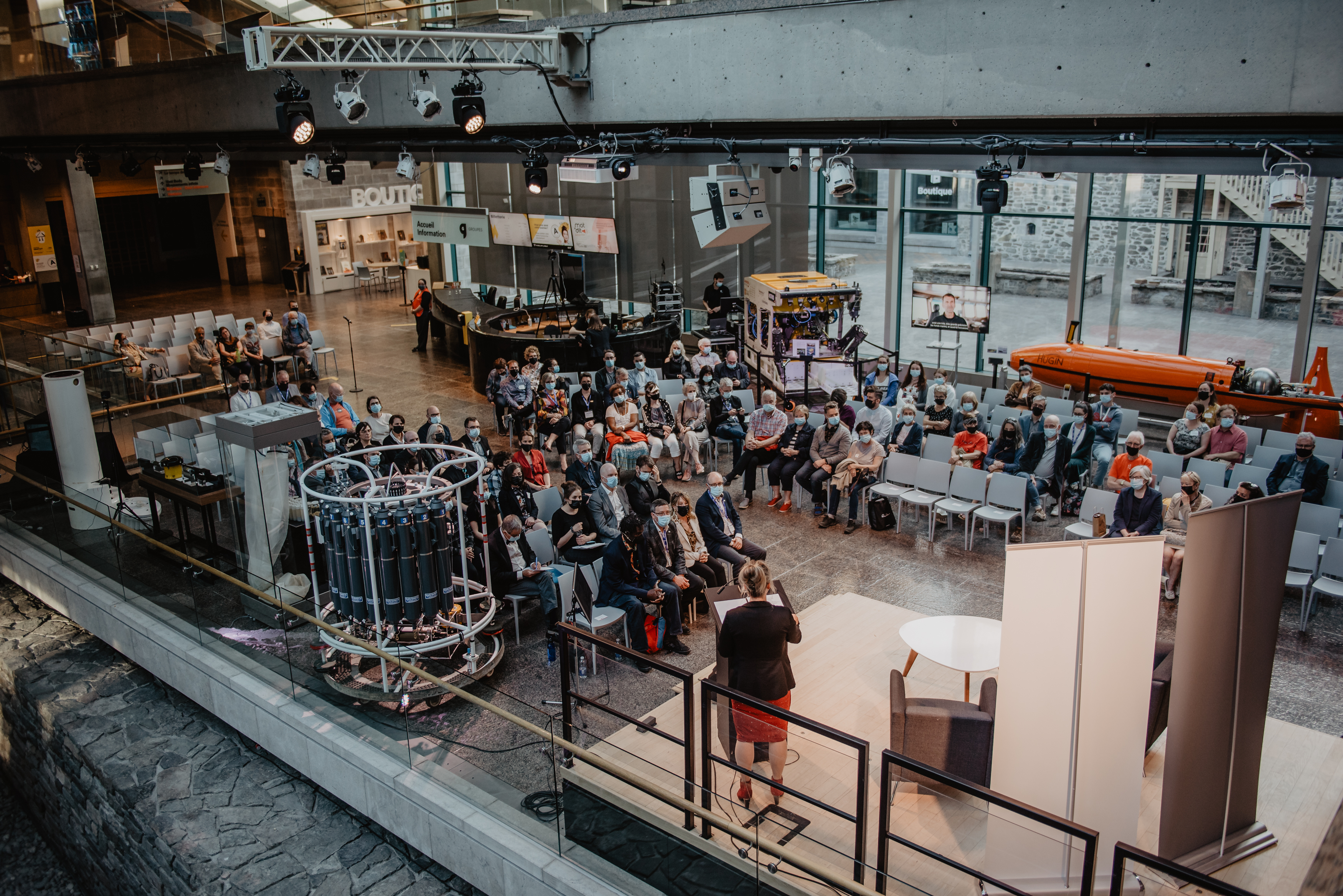 Vue de haut d'une conférence de presse du congrès