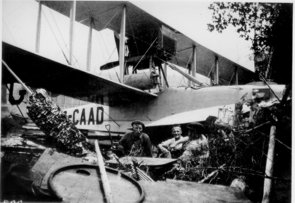 Le premier « atelier » dâentretien de la Laurentide Pulp & Paper Co., au Lac-à -la-Tortue (vers 1921). Musée national de lâaviation, Ottawa, négatif no 5130. Photo gracieusement prêtée par le Musée de lâaviation de brousse, Lac-à -la-Tortue.