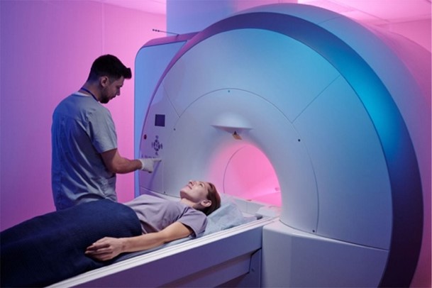 patiente hospitalisée pour un test d'imagerie par résonance magnétique