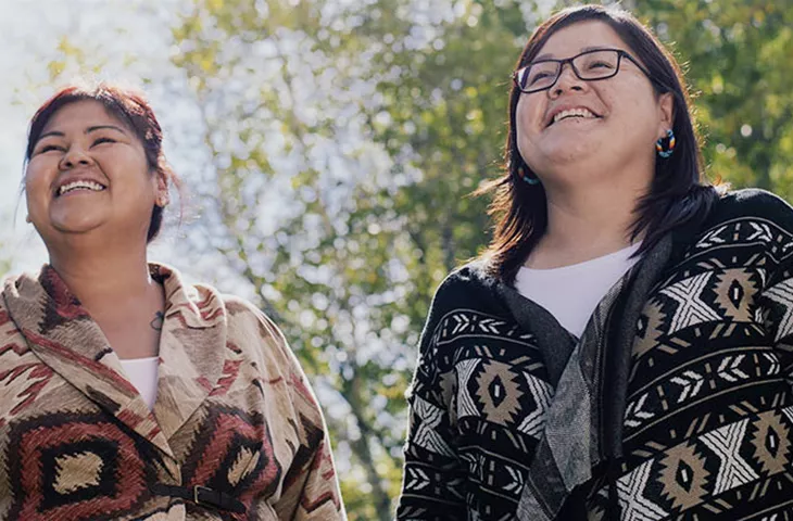 Deux femmes souriantes