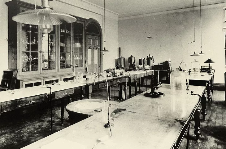 Image historique d&#039;un ancien laboratoire scientifique