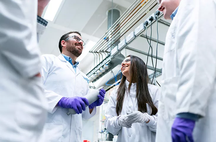 Chercheurs dans un laboratoire