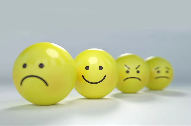 Boules d&#039;émojis avec un focus sur le content