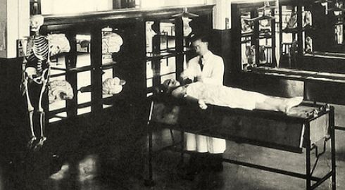 Salle de dissection, Faculté de médecine de l’Université Laval, 1930. 