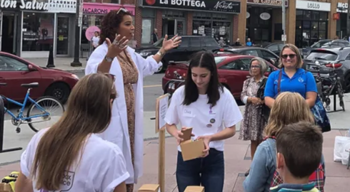 ctivité science-moi! de l’acfas, scientifique parle recherches dans les rues d’Ottawa