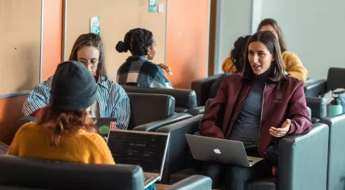 Table ronde : 4 femmes scientifiques francophones partagent leurs parcours, défis et succès. Discutez de la place du français et des opportunités de subventions.