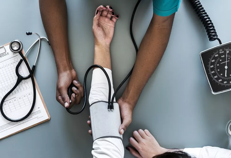 L’obésité est un problème connaissant une inquiétante croissance, sa prévalence ayant presque triplé depuis 1975 et ce, mondialement. Aujourd’hui, on compte 650 millions d’adultes obèses et 340 millions d’enfants et d’adolescents en surpoids ou obèses, selon les données de l’Organisation mondiale de la Santé (OMS). Le Canada n’échappe pas à cette tendance puisque le taux de croissance de cette maladie chronique est passé de 5.6% en 1985 à 20.2% en 2014 [1]. Mais est-ce réellement une maladie? Cette question