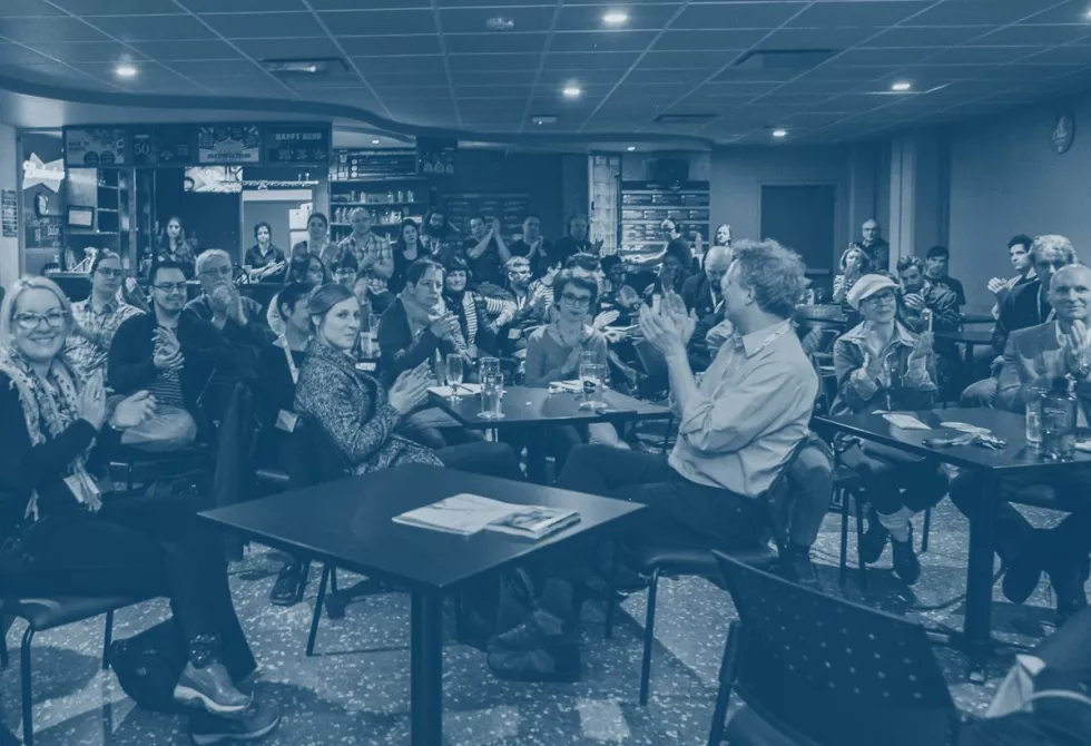 Image d'une salle remplie de personnes
