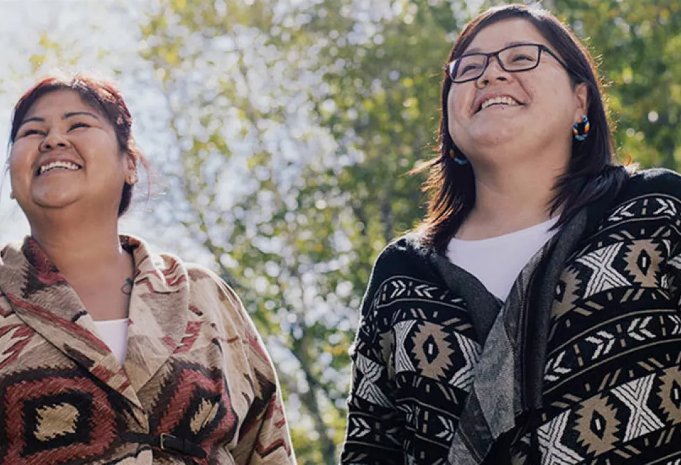 Deux femmes souriantes