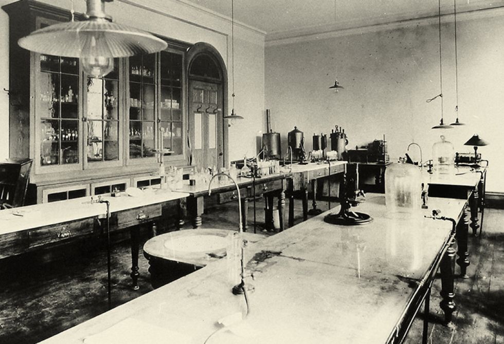 Image historique d&#039;un ancien laboratoire scientifique