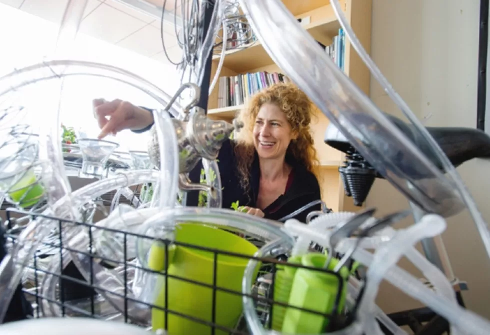 Une femme avec plusieurs objets en avant plan