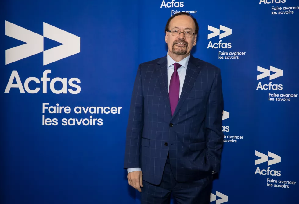 Image d'un homme sur un fond aux couleurs de l'Acfas