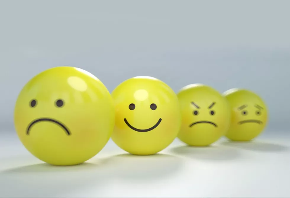 Boules d&#039;émojis avec un focus sur le content