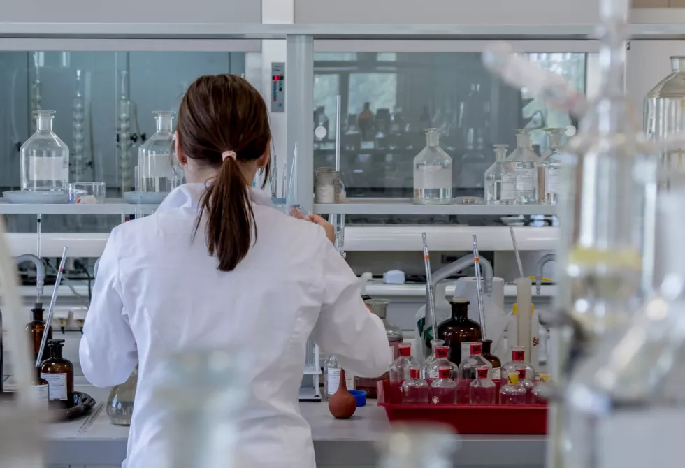 Photo d'une chercheuse de dos dans un laboratoire